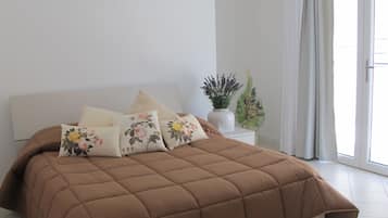 1 bedroom, desk, soundproofing, cribs/infant beds