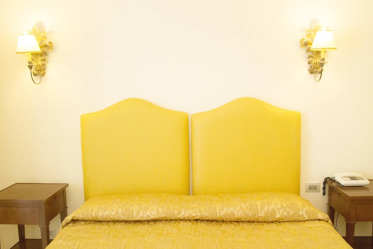 Economy-Doppel- oder -Zweibettzimmer | Zimmersafe, Schreibtisch, kostenloses WLAN, Bettwäsche