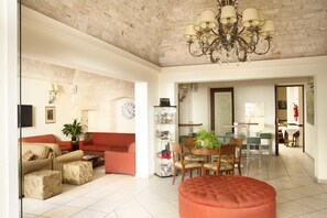 Lobby sitting area - Hotel Lanzillotta (Alberobello)