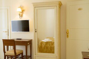 In-room safe, desk, free WiFi, bed sheets - Hotel Lanzillotta (Alberobello)