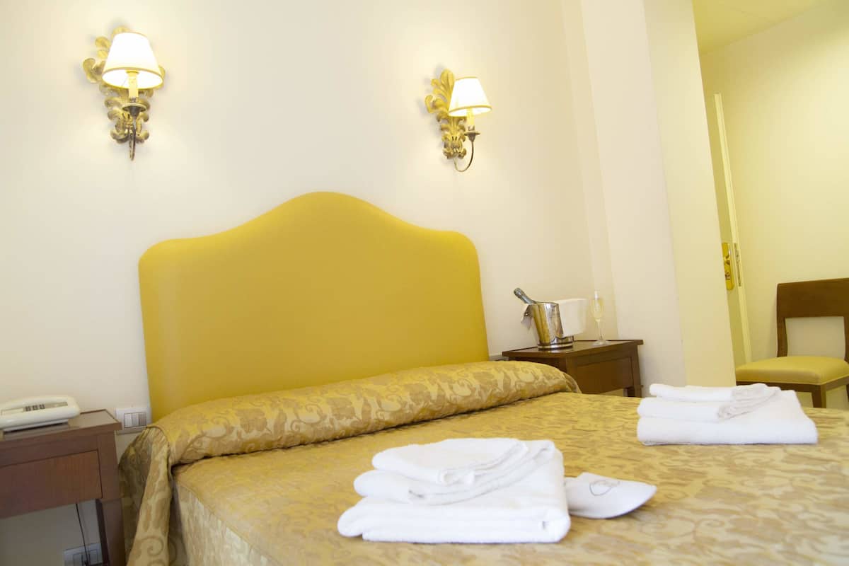 Basic-Doppelzimmer zur Einzelnutzung | Zimmersafe, Schreibtisch, kostenloses WLAN, Bettwäsche