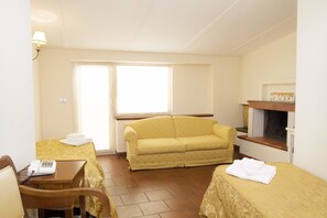 Suite | Zimmersafe, Schreibtisch, kostenloses WLAN, Bettwäsche