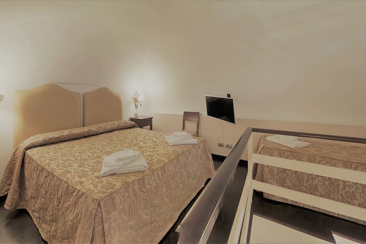 Standard-Dreibettzimmer | Wohnbereich | LED-Fernseher