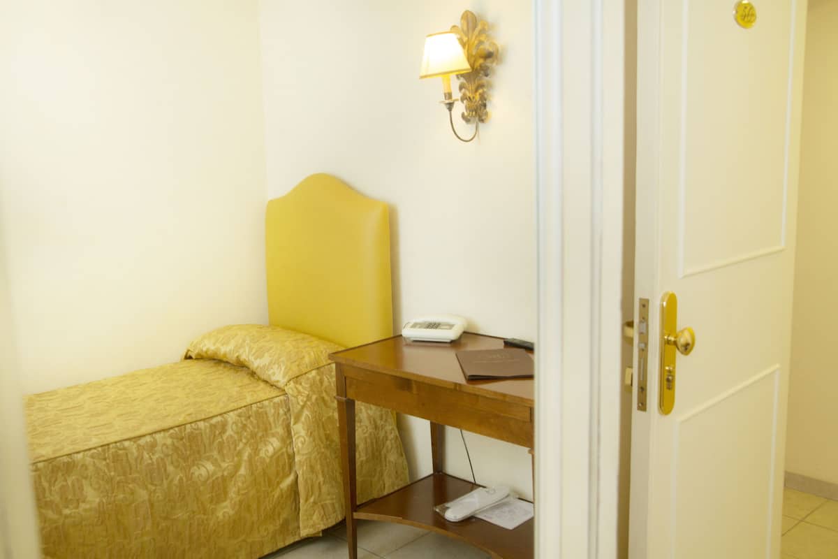 Single Room | In-room safe, desk, WiFi (free), bed sheets