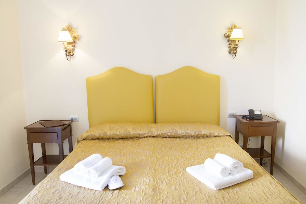 Standard Double or Twin Room | In-room safe, desk, WiFi (free), bed sheets