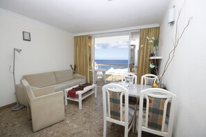 Panoramic Apartment, 1 Bedroom, Non Smoking, Beachside | Living area