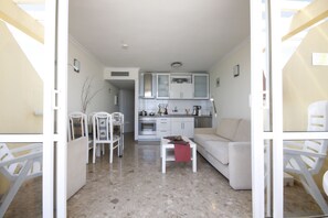Departamento panorámico, 1 habitación, para no fumadores, junto a la playa | Área de sala de estar | Televisión de pantalla plana 
