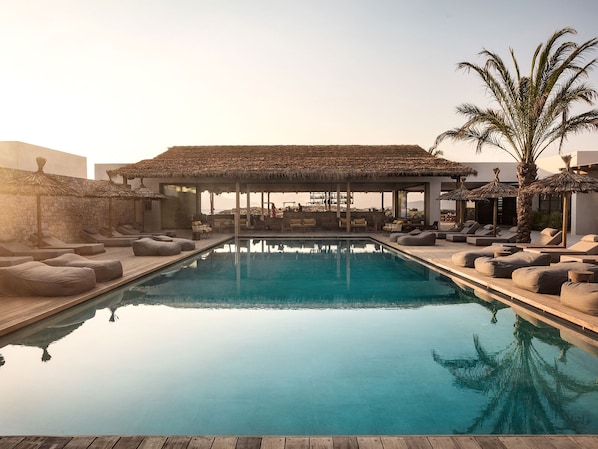 Sisäuima-allas ja ulkouima-allas avoinna 8.00–19.00, aurinkovarjoja