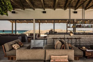 Bar junto a la piscina