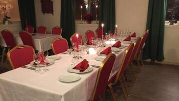 Daily buffet breakfast (NOK 150 per person)