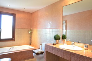 Vila, 4 quartos, terraço | Banheiro