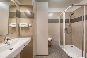 Apartamento, 3 habitaciones | Baño | Ducha, artículos de higiene personal gratuitos y secador de pelo