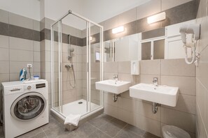Apartament, 1 dormitori | Bany | Dutxa, articles de tocador gratuïts, assecador de cabells i tovalloles 
