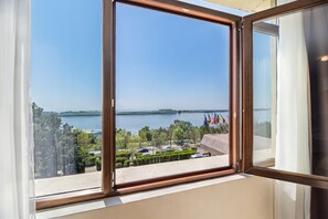 Premium bedding, minibar, desk, blackout drapes - Faleza Hotel by Vega (Galati)