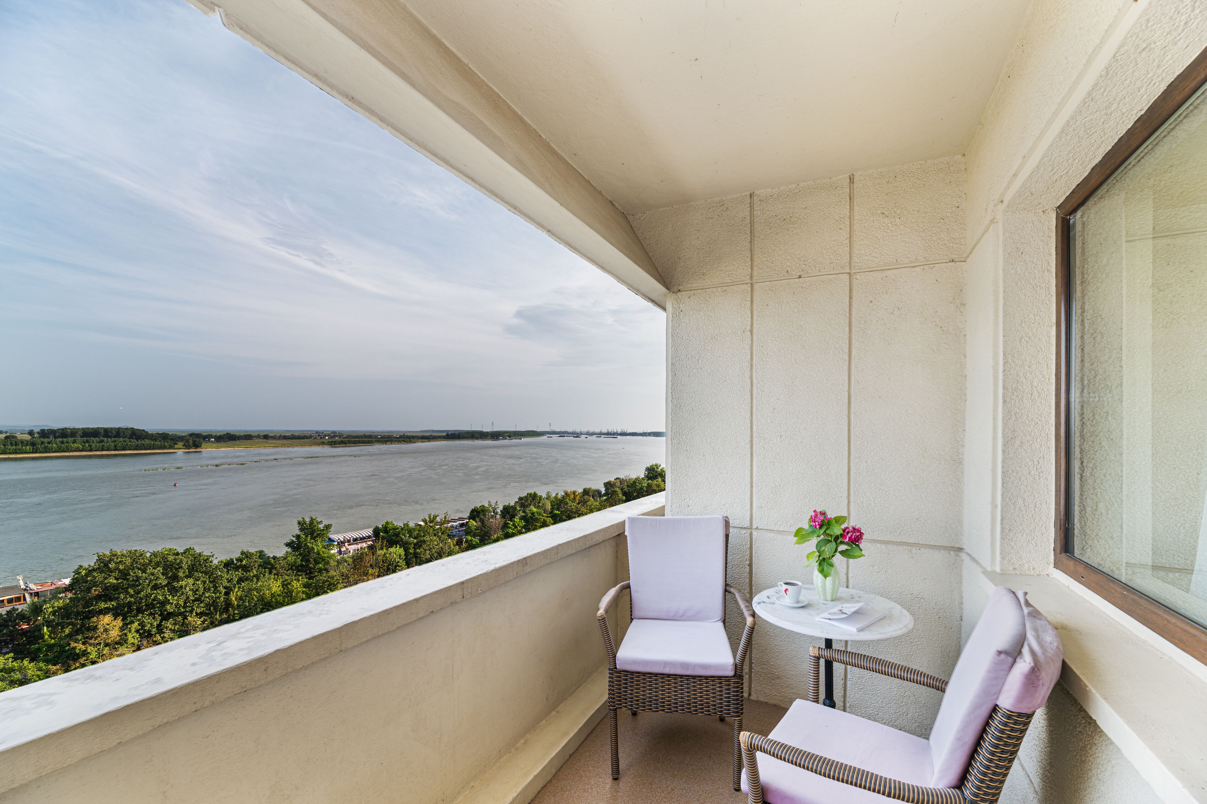 DOUBLE STANDARD BALCONY AND DANUBE VIEW, | 高級寢具、迷你吧、書桌、遮光布/窗簾