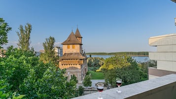 Premium bedding, minibar, desk, blackout drapes