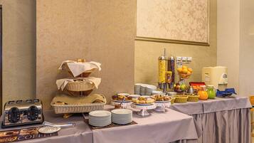 Una mesa de buffet con diferentes opciones de comida y una estación de café.
