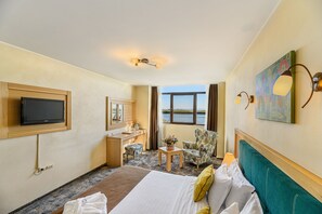 Premium bedding, minibar, desk, blackout drapes