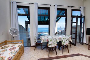 Deluxe Apartment, 2 Bedrooms, Kitchenette, Bay View | In-room dining - Suites da Flavia (Salvador)