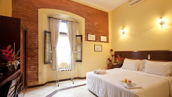 Deluxe Apartment, 2 Bedrooms, Kitchenette, Bay View | 1 bedroom, premium bedding, down comforters, minibar - Suites da Flavia (Salvador)