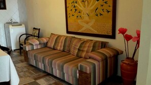 Estudio de luna de miel, 1 habitación, cocineta, vista a la bahía | 1 habitación, ropa de cama de alta calidad, edredón y minibar 