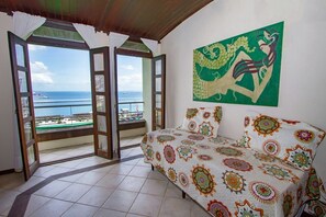 全景公寓, 2 间卧室, 简易厨房, 海湾景观 | 起居区 | 平板电视