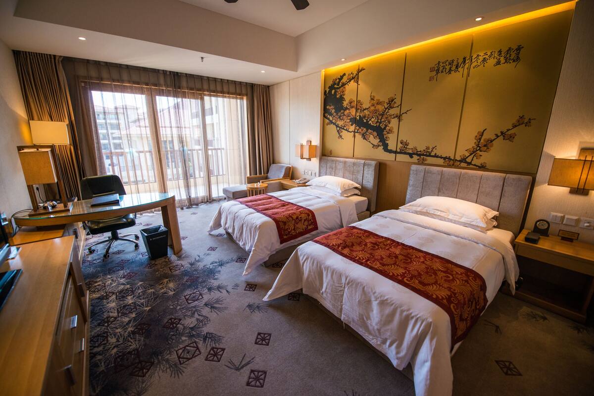 Twin Room with Garden View | Minibar, in-room safe, desk, blackout curtains