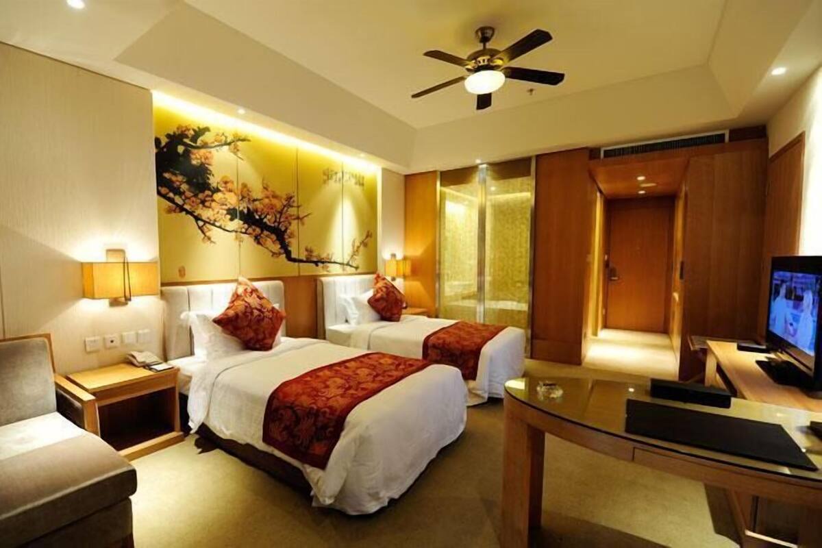Twin Room with Sea View | Minibar, in-room safe, desk, blackout curtains