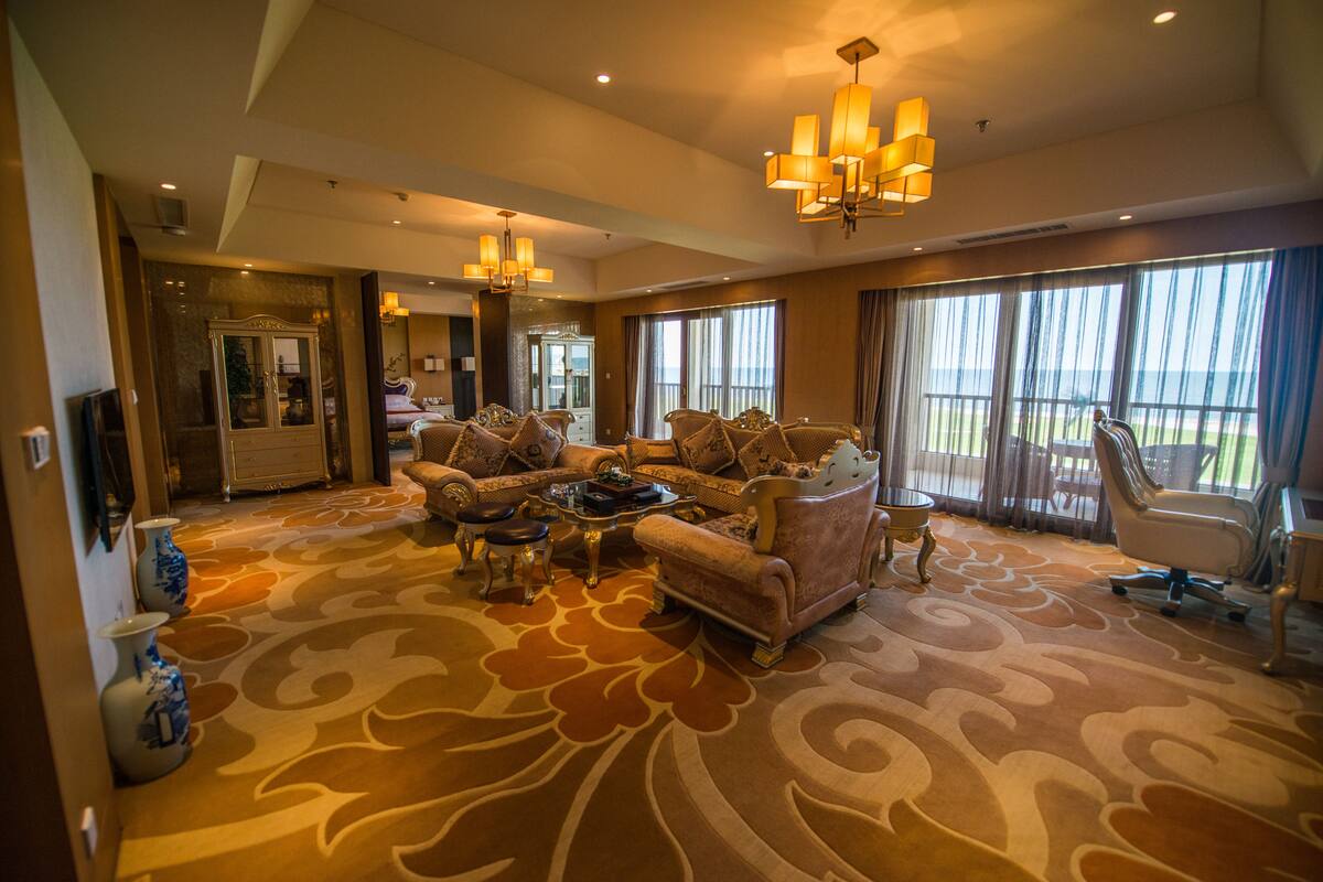 Sea View Suite | Living area | Flat-screen TV