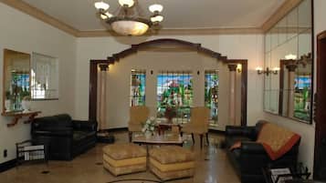 Coin salon dans le hall