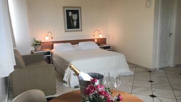 Suíte superior, 1 quarto | Frigobar, cofres nos quartos, escrivaninha, cortinas blackout