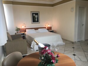 Minibar, in-room safe, desk, blackout curtains - Tamareiras Park Hotel (Uberaba)