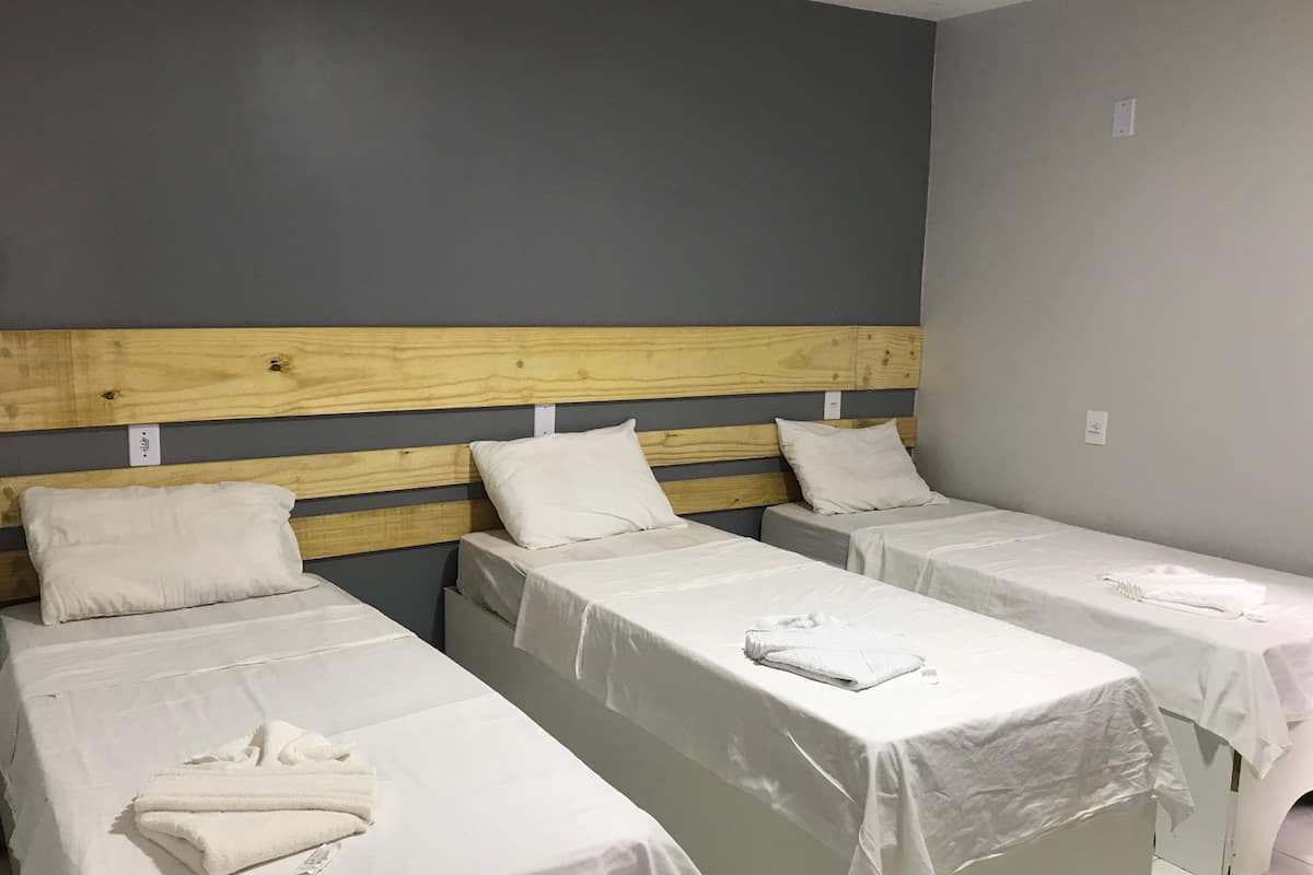 Quarto triplo, várias camas | Frigobar, Wi-Fi de cortesia, roupa de cama