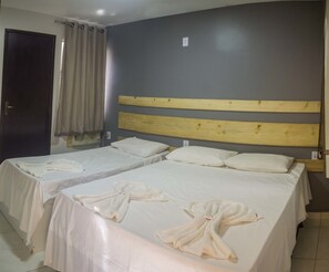 Quarto triplo conforto | Frigobar, Wi-Fi de cortesia, roupa de cama