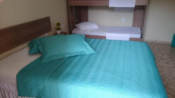 Family Room | Minibar, blackout drapes, soundproofing, cribs (free) - Pousada Coração do Oceano (Penha)
