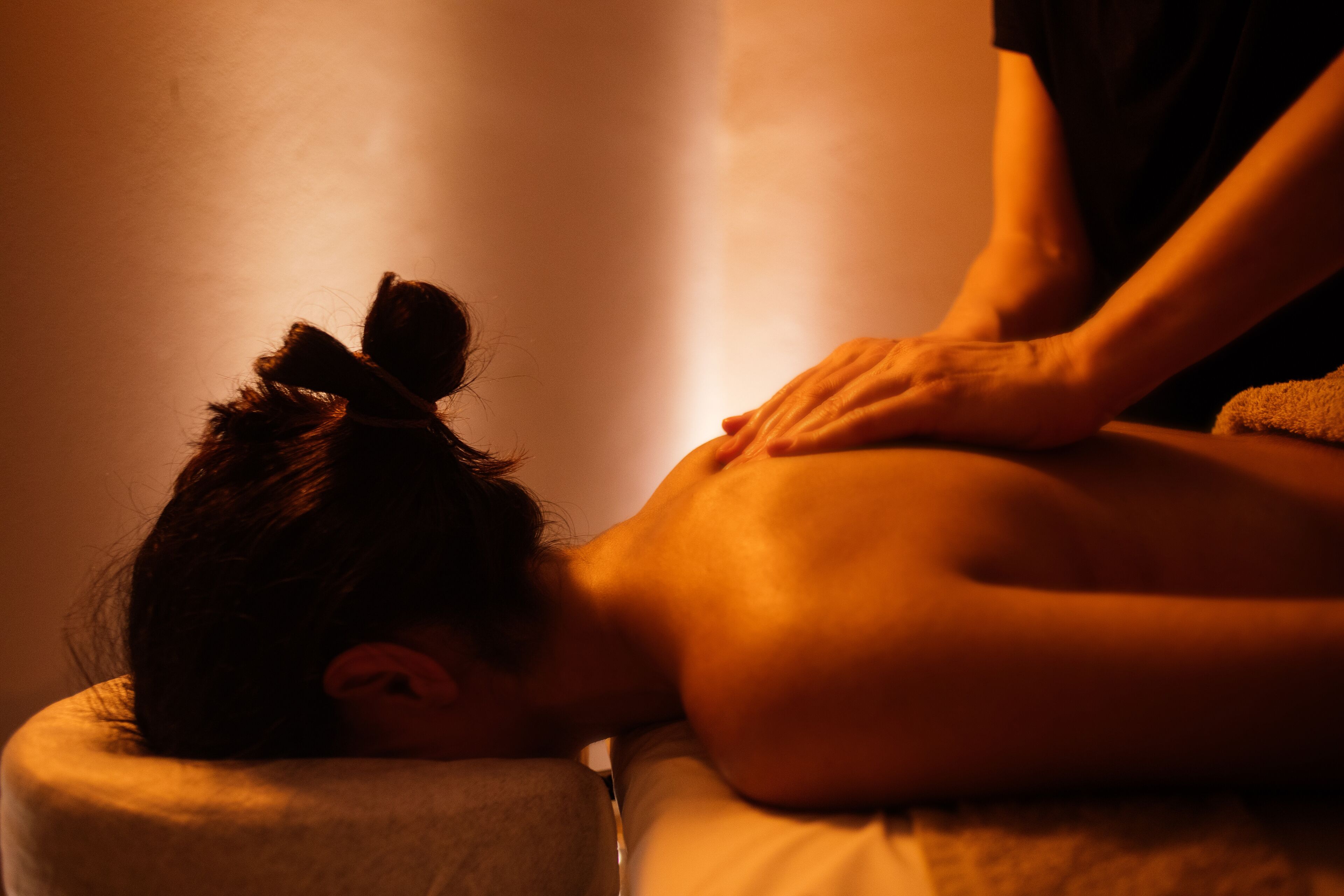 Une personne qui reçoit un massage du dos.