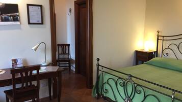 Standard Triple Room | Desk, soundproofing, bed sheets, wheelchair access