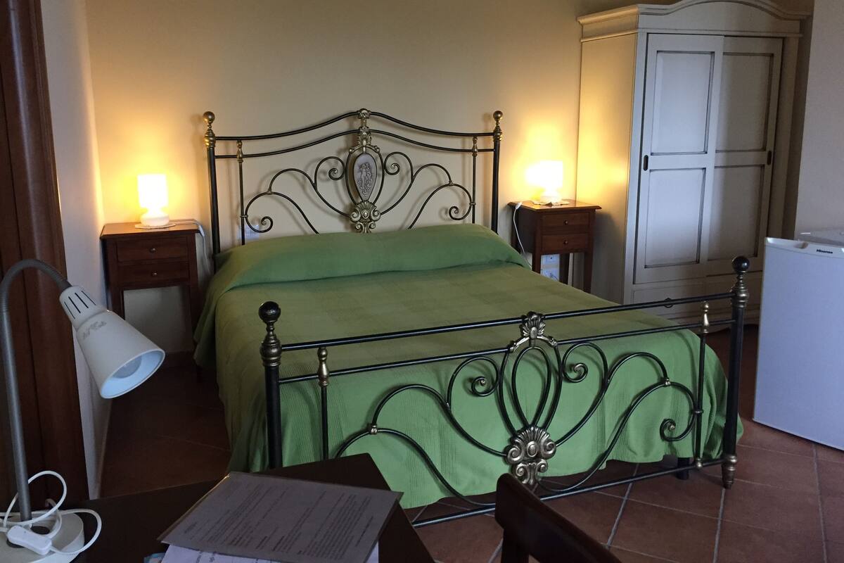Standard-Dreibettzimmer | Schreibtisch, schallisolierte Zimmer, Bettwäsche
