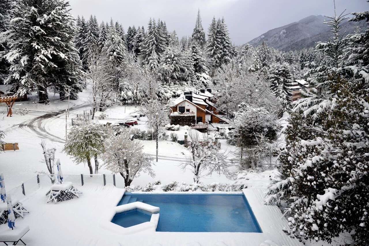 Seasonal outdoor pool, open 10:00 AM to 9:00 PM, sun loungers