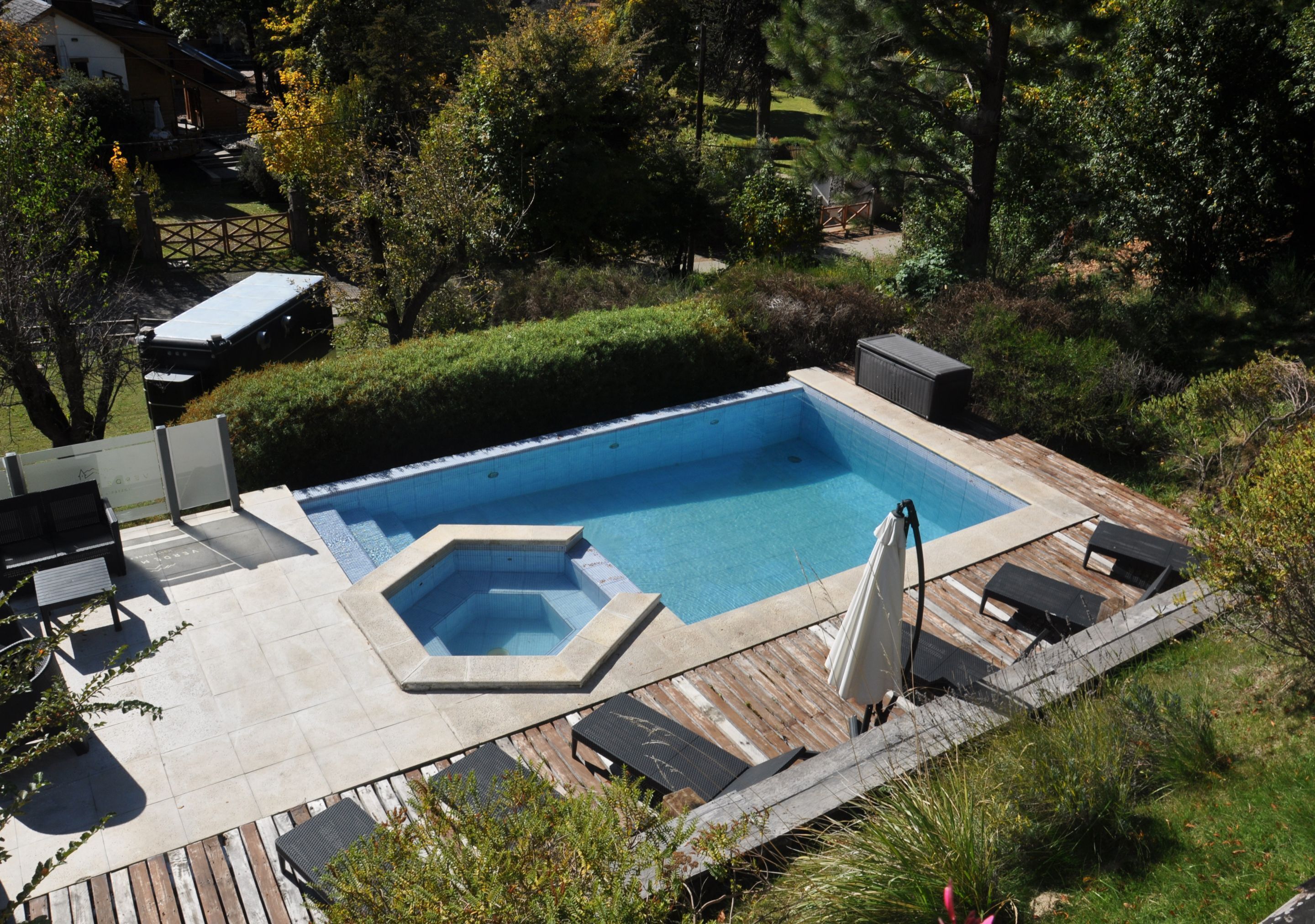 Piscina externa sazonal, funciona das 10h às 21h, espreguiçadeiras