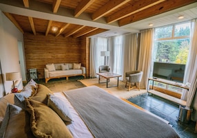 Deluxe Studio Suite | Premium bedding, down comforters, pillowtop beds, in-room safe