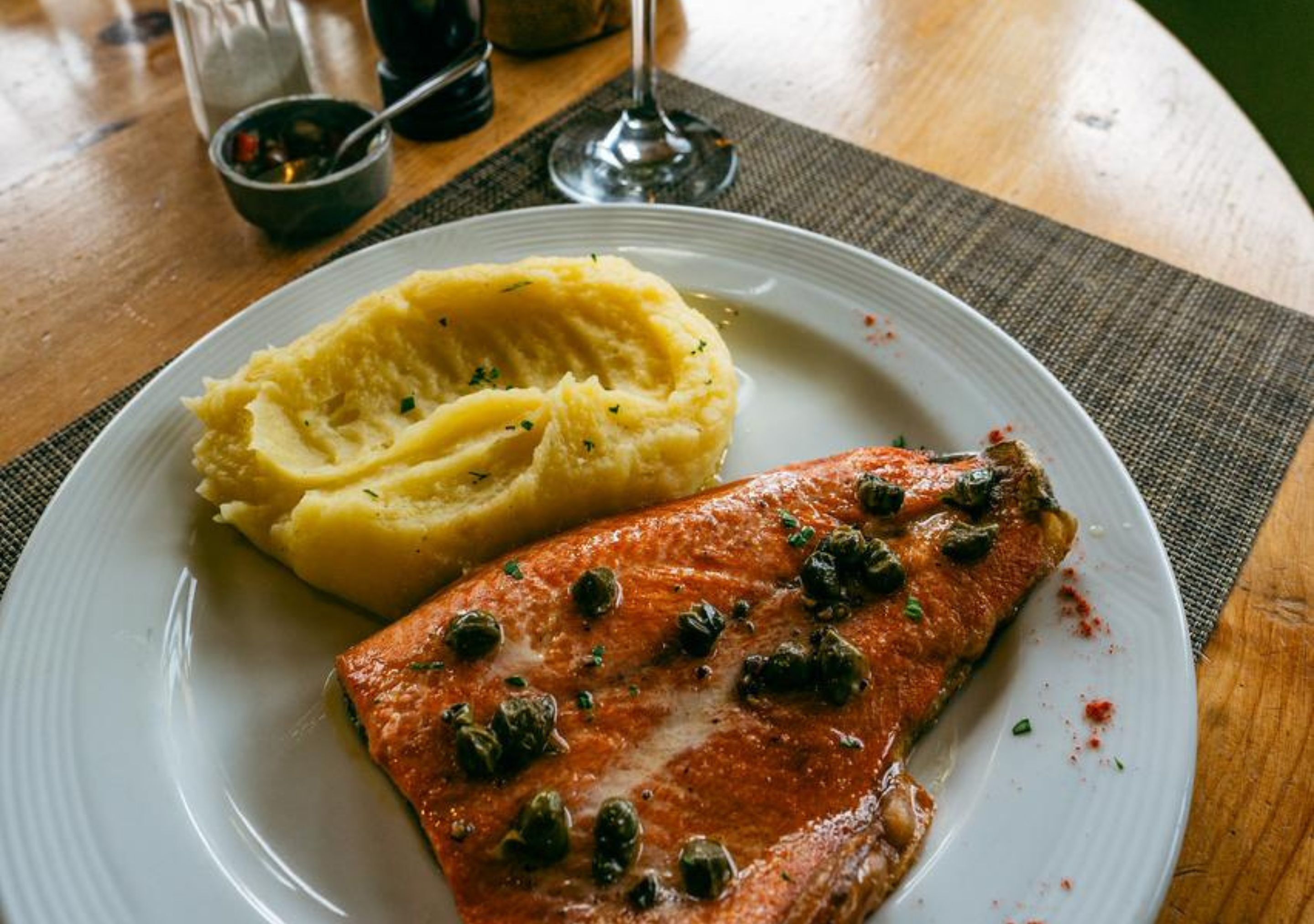 Een bord met zalm en aardappelpuree.