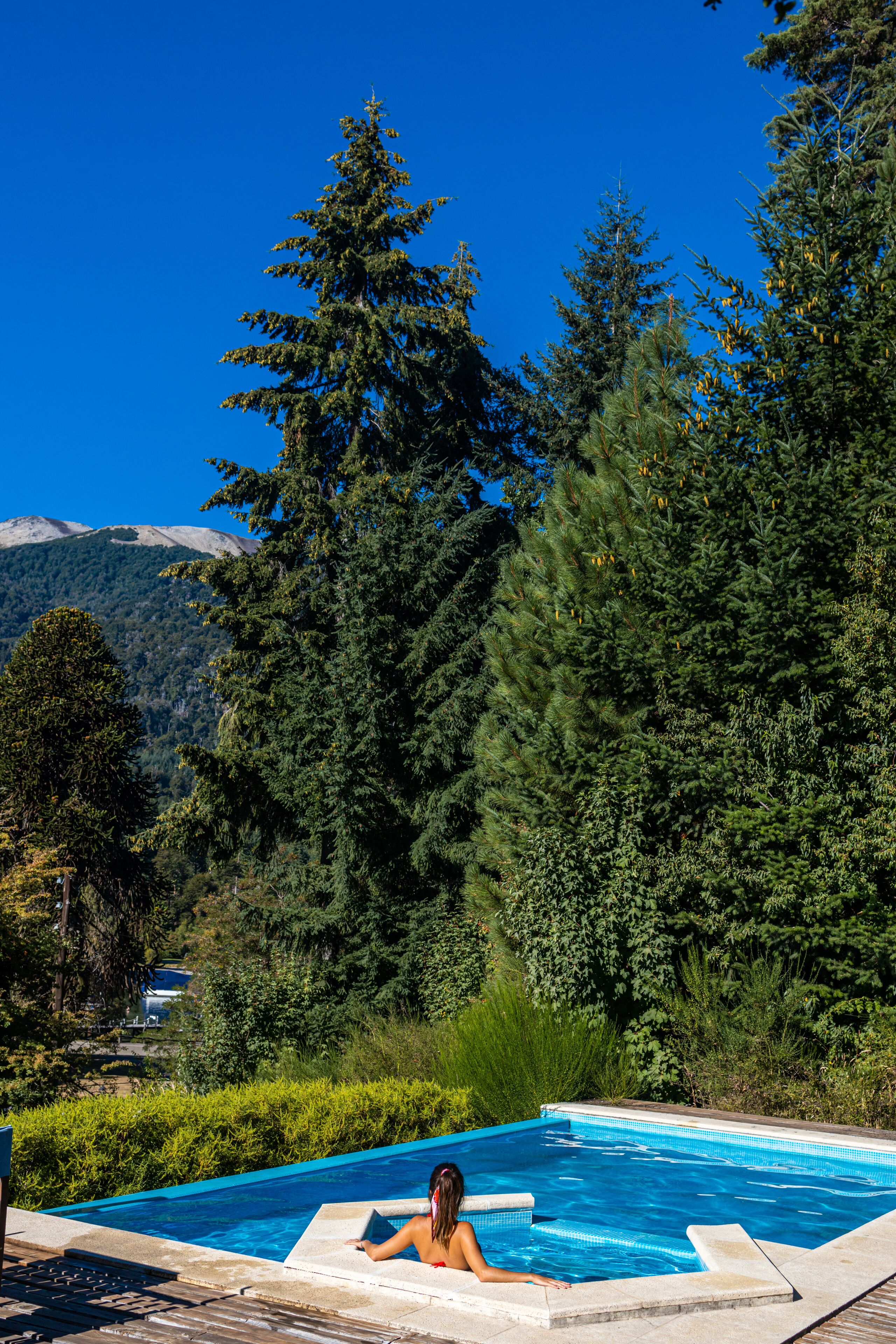 Alberca al aire libre por temporada y camastros 