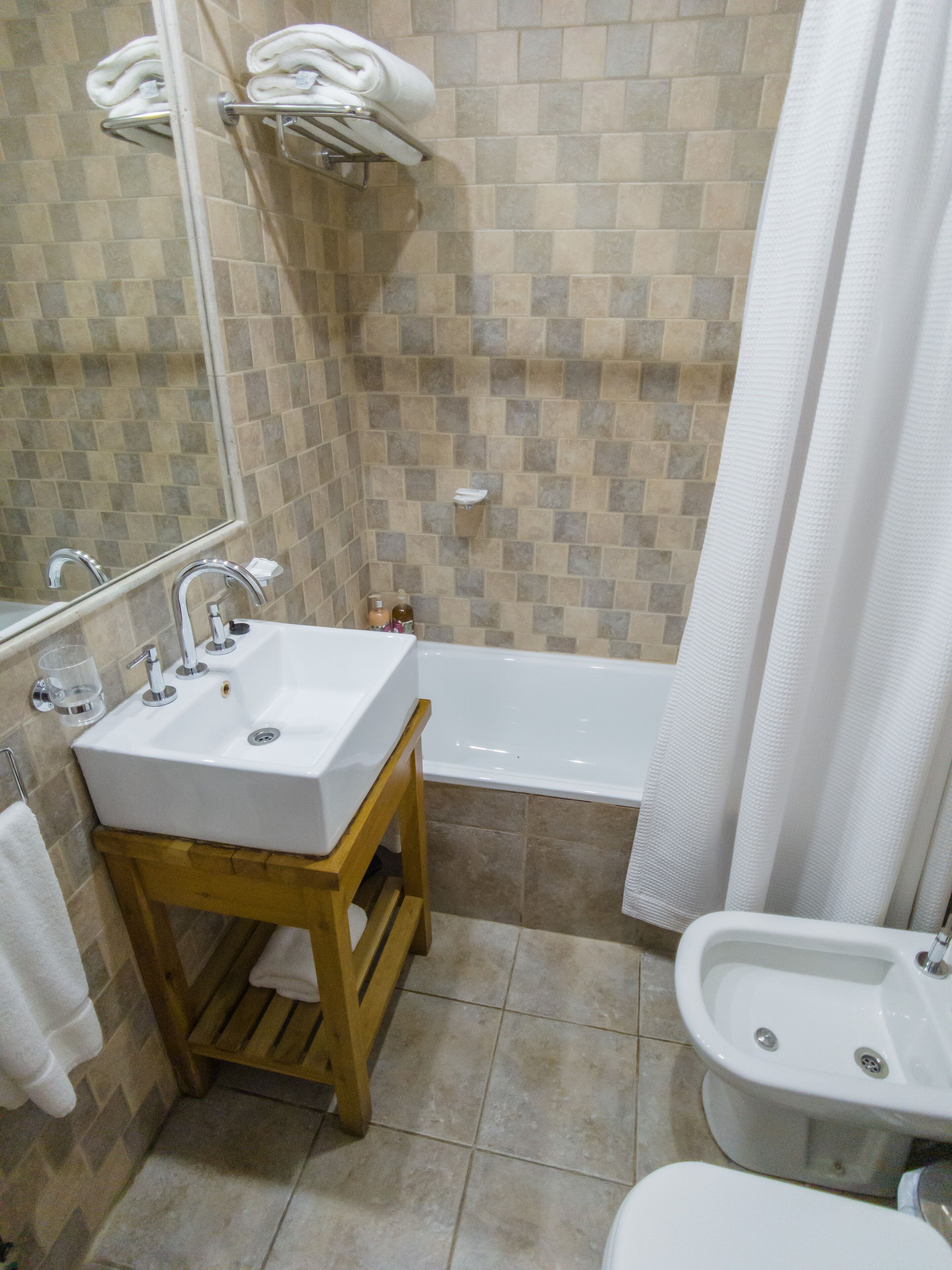 Ein Badezimmer mit Waschbecken, Waschtisch, Badewanne und Bidet.