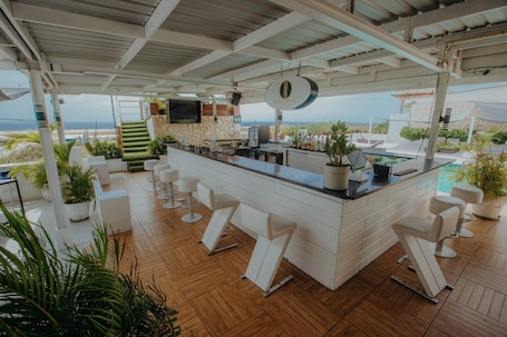 Bar junto a la piscina