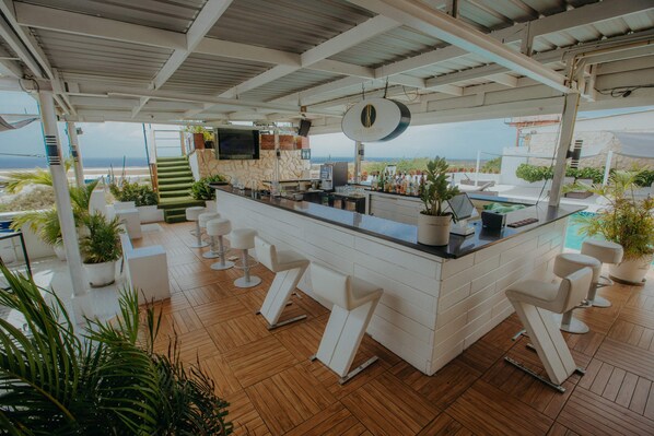 Bar en bord de piscine