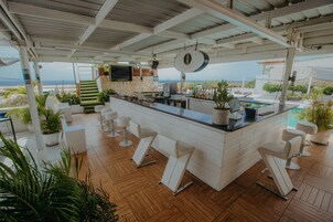 Bar junto a la piscina