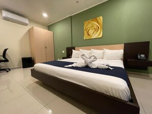 ห้องพัก, เตียงคิงไซส์ 1 เตียง, ไม่มีหน้าต่าง | โต๊ะทำงาน, พื้นที่ทำงานแบบใช้แล็ปท็อป, เตารีด/โต๊ะรีดผ้า, Wi-Fi ฟรี