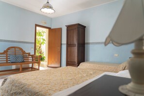 Triple Room | Desk, iron/ironing board, free WiFi