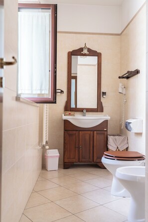 Triple Room | Bathroom | Shower, free toiletries, hair dryer, towels